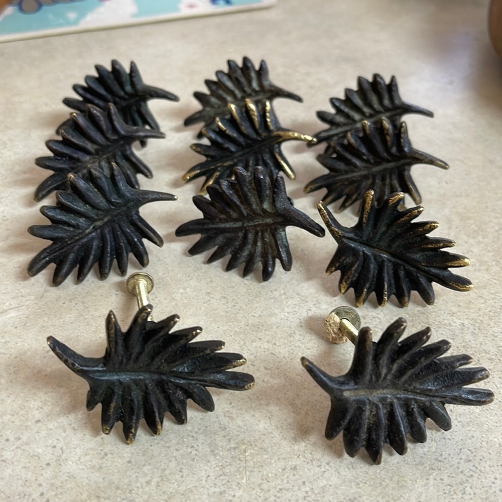 Drawer and cabinet pulls